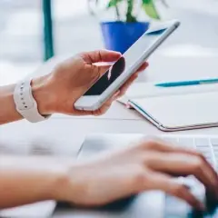 Jak zgrać zdjęcia z telefonu na laptopa – proste metody bez problemów
