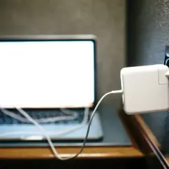 Ile energii zużywa laptop? Poznaj zaskakujące fakty i oszczędności