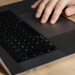 Jak znaleźć kursor w laptopie – proste sposoby na szybkie rozwiązanie problemu