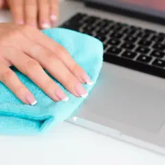 Czym czyścić laptop, aby uniknąć uszkodzeń i zachować jego sprawność