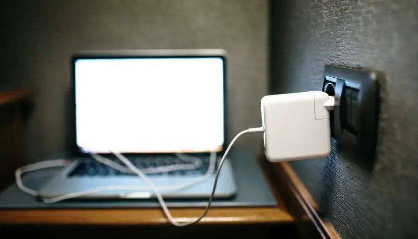 Ile energii zużywa laptop? Poznaj zaskakujące fakty i oszczędności