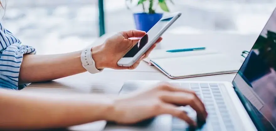 Jak zgrać zdjęcia z telefonu na laptopa – proste metody bez problemów