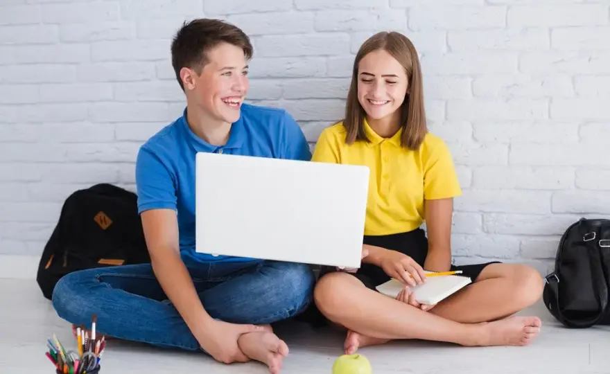 Jakie laptopy dla czwartoklasistów - wybierz najlepszy model dla dziecka